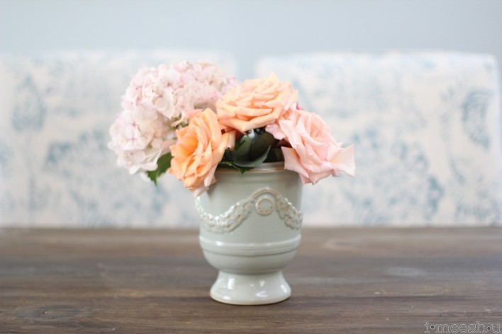 garden-flowers-rustic-table